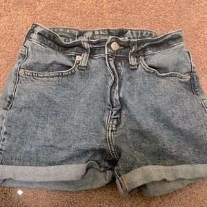 These New retro summer-style high rise  jean shorts are a size 4/27a